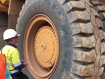 los ingenieros técnicos de haian proporcionaron servicio de mantenimiento de neumáticos de campo
