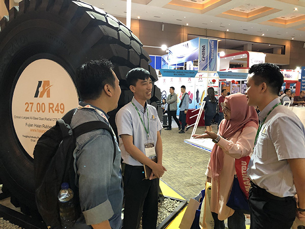 Neumáticos gigantes luan otr mostrados en minería indonesia 2019