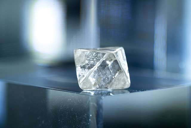 Rio Tinto revela un raro diamante blanco grande de la mina de diamantes Argyle