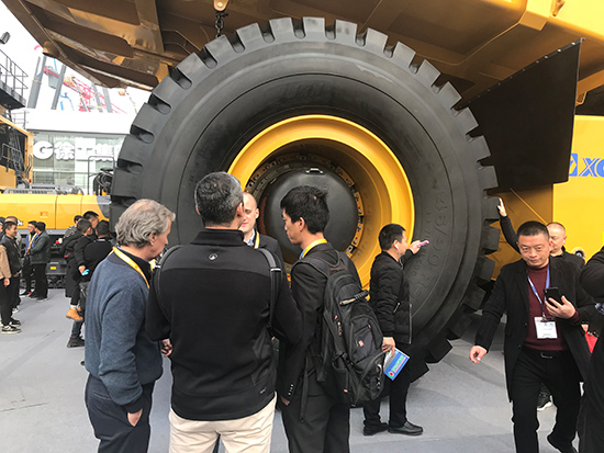 Neumáticos luan 46 / 90r57 otr seleccionados para equiparse con un camión xcmg de 240 toneladas para la exposición bauma